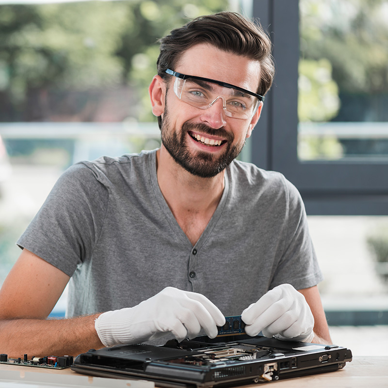 Mann repariert einen Laptop