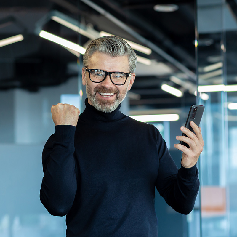 Zufriedener Mann mit repariertem Smartphone bei MP Media Praxis